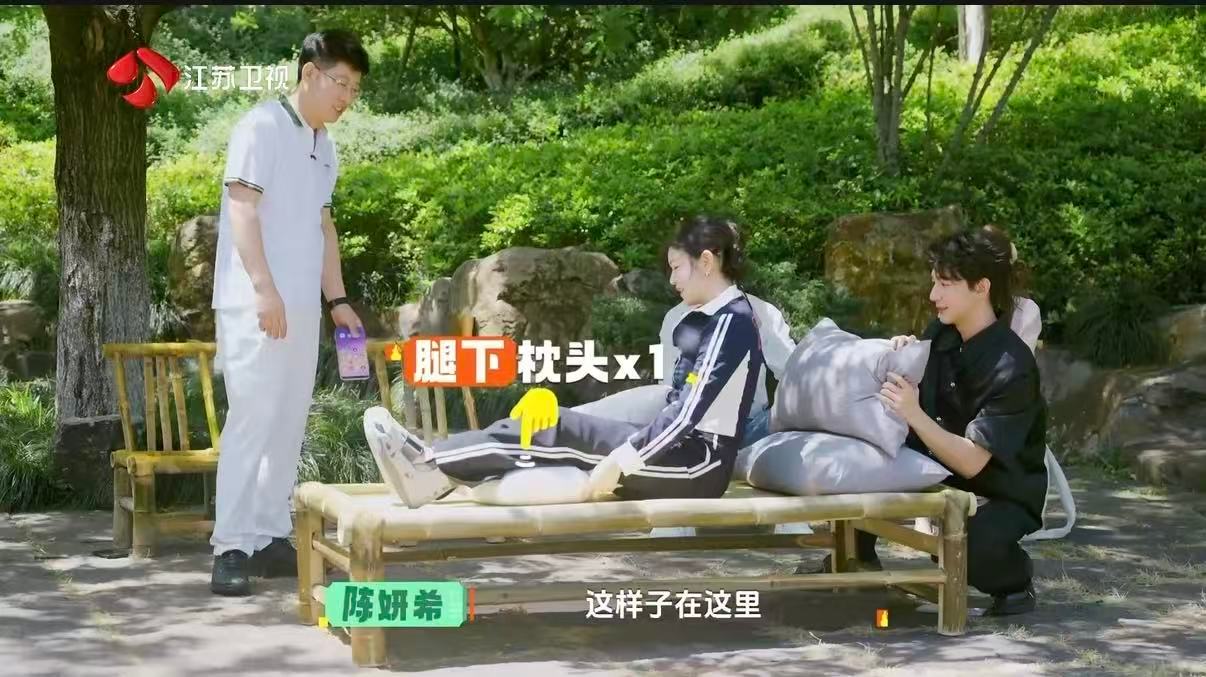 怪不得陈妍希敢说经常熬夜玩手机 陈妍希床上玩手机姿势 国医少年志 经常睡前躺床玩