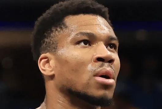 什么鬼？那之前，关于字母哥的交易流言，到底从哪里传出来的？
字母哥接受采访的时候