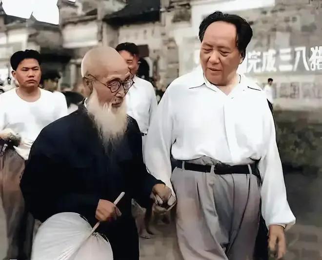 🙏请停留几秒，为伟人点个赞送朵花💐
《毛主席念师恩》
在田垄间，白发的智者与