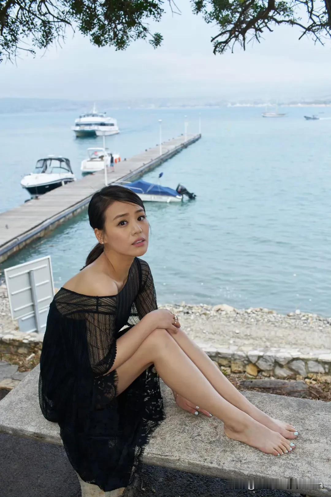 马思纯海边休闲时光，享受宁静与美丽！🌊💃