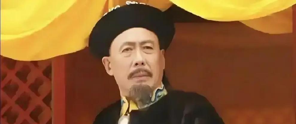 一道圣旨送到绍兴时，姚仪正在灶房门口递柴火，棉袍上沾着草屑，手指缝里还有松枝灰。