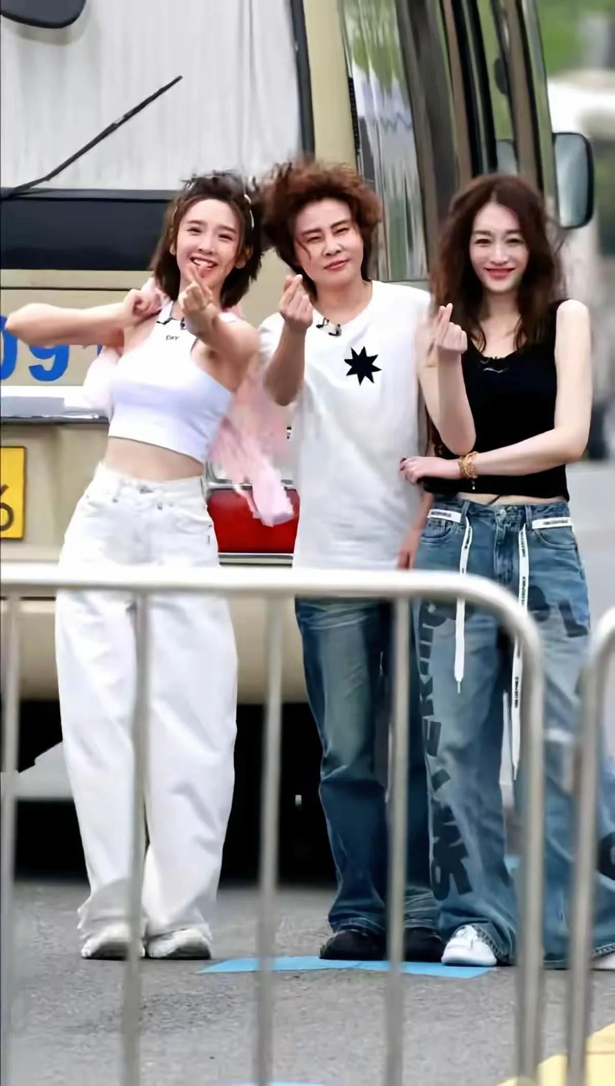 王濛当面蛐蛐李小冉，谁也管不了她，年纪大。说着还哈哈的笑，旁边的人也跟着笑。这才