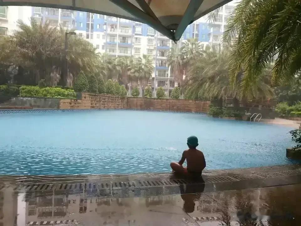 这家校长是从真空世界走来。
网传湖北省荆州市松滋四中竟然发通知，为防范书包内藏带