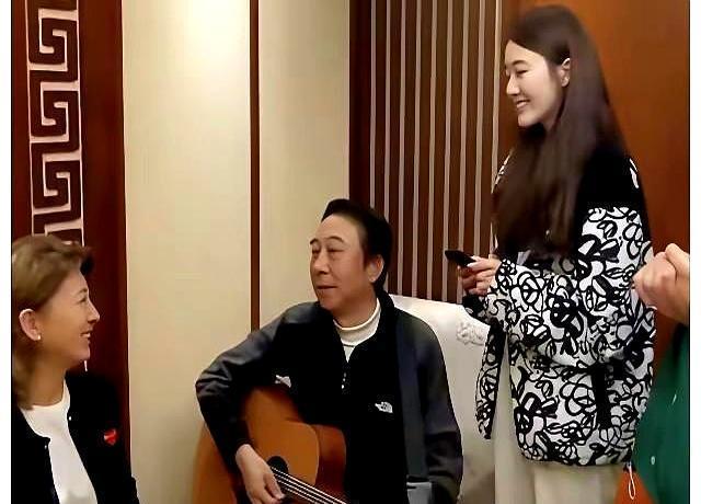 老艺术家给儿子当配角，我一开始真想不通。
直到看见两个细节。
一是儿媳妇弹吉他，