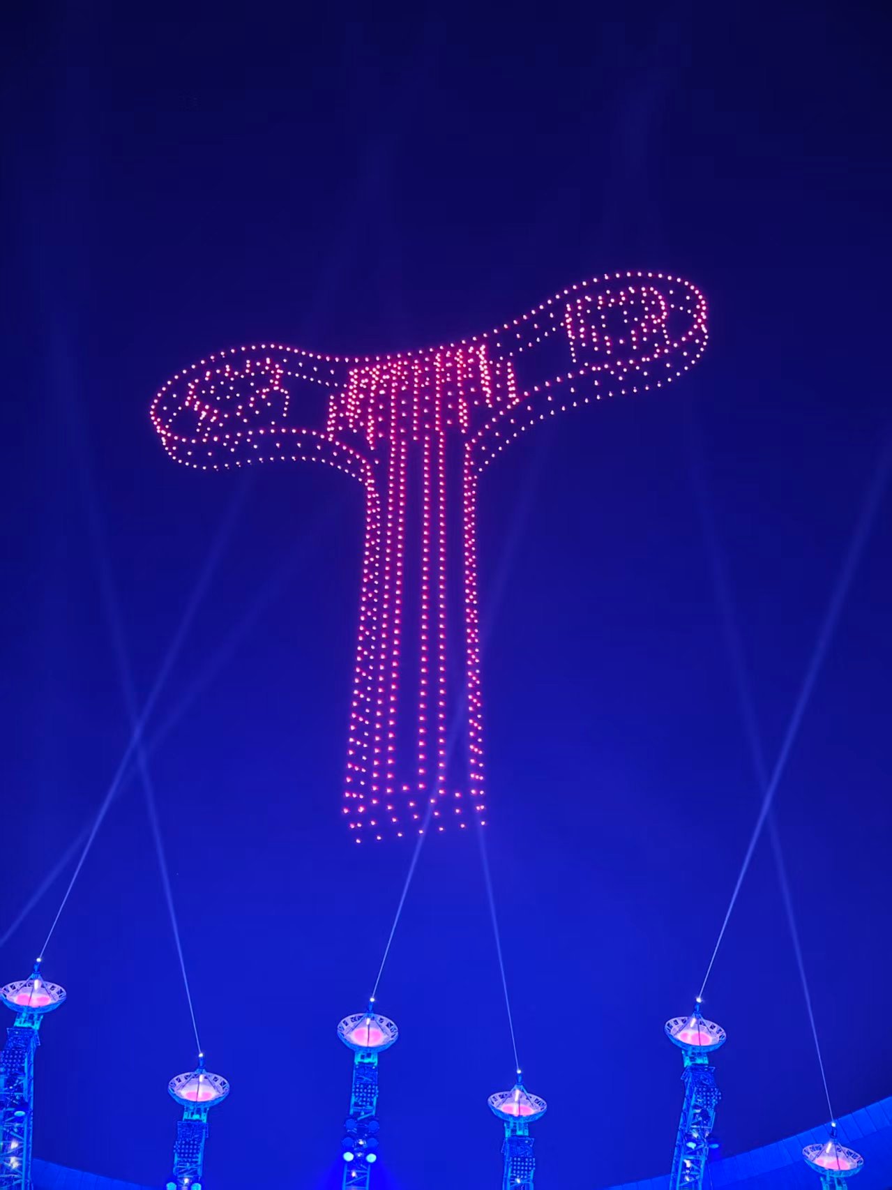 汪苏泷挣点钱全花演唱会上了 感觉这个汪苏泷挣点钱全花演唱会上了。。。谁家舞美演唱