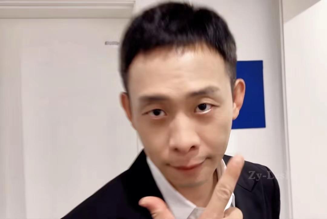 这个要单独发一下，又帅又萌的。是谁的宝宝呀！是我的宝宝呀！张译 张译的反差魅力