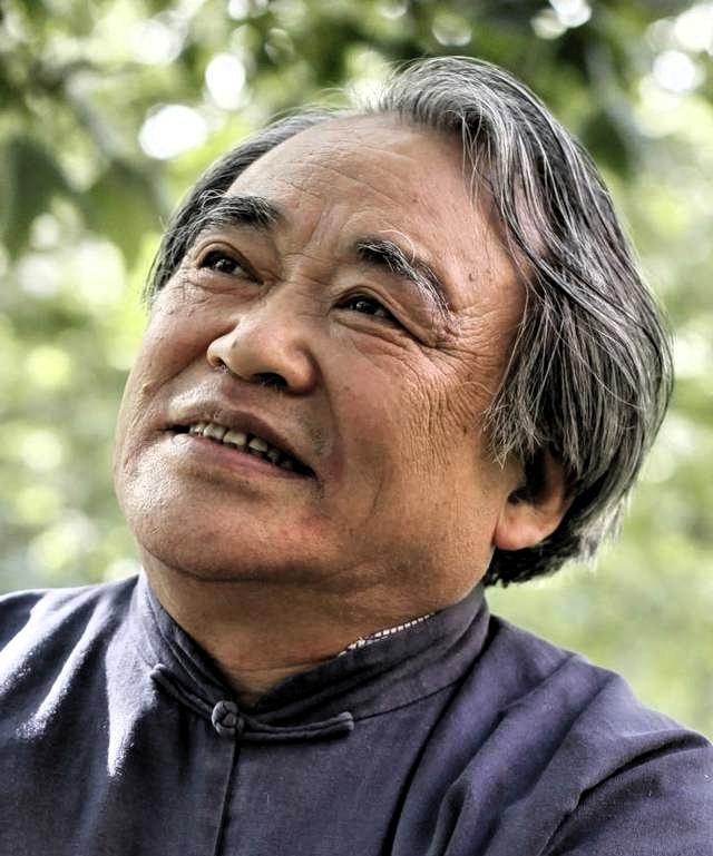 叶文福，1944年生，湖北赤壁人，当代著名现实主义诗人，中国作协会员。曾从军多年