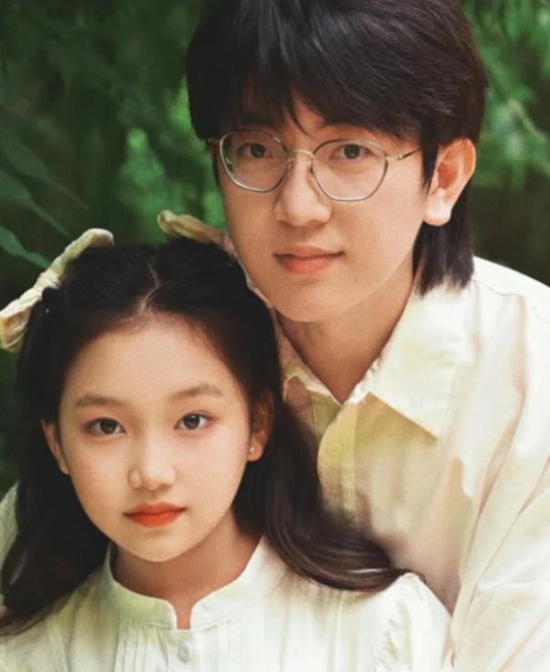 上海一男子领养了一个12岁的盲童女孩，花25万给他治眼睛，谁料女孩眼睛治好后，跪