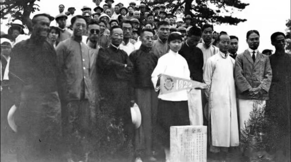 这张照片拍摄于1922年燕京大学植树节活动，是当时校园内一次具有纪念意义的集体合