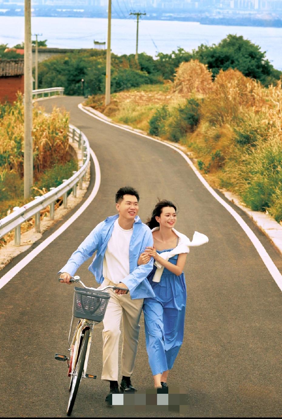 一段好的婚姻，夫妻俩不是谁站谁后面，也不是谁给谁兜底，是两个人能够并排站着，携手