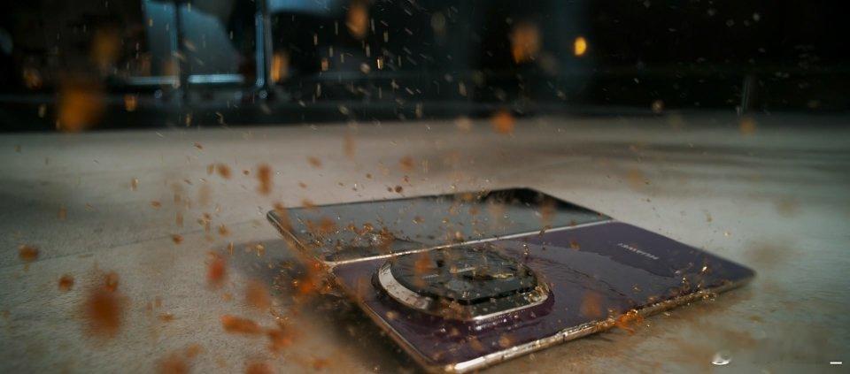 这铰链升级太懂用户了！火箭钢材质已强度直接拉满，配合钛合金和碳纤维，机身又轻又结