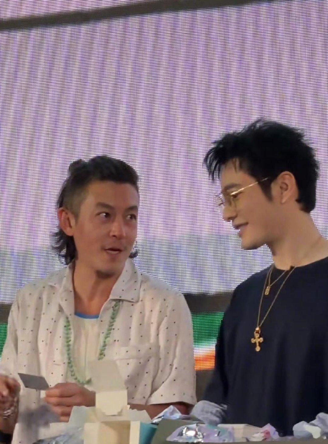 黄晓明陈冠希活动同框路透 黄晓明陈冠希活动同框路透，这也太神奇了吧！黄晓明陈冠希