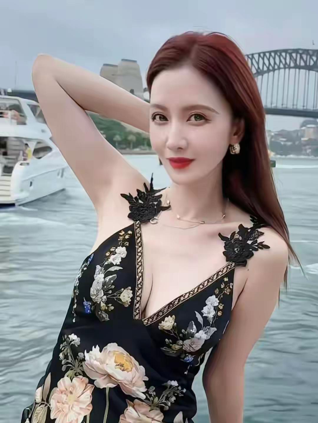 什么样的穿搭可以成为气质女神?张萌旅游美照分享张萌 怎么穿搭会让人比较显温柔 v