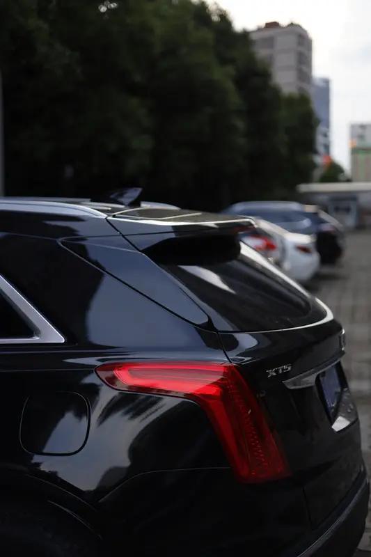 凯迪拉克XT5又上热搜了

春节期间，一台凯迪拉克拉XT5在高速行驶的时候，掉下