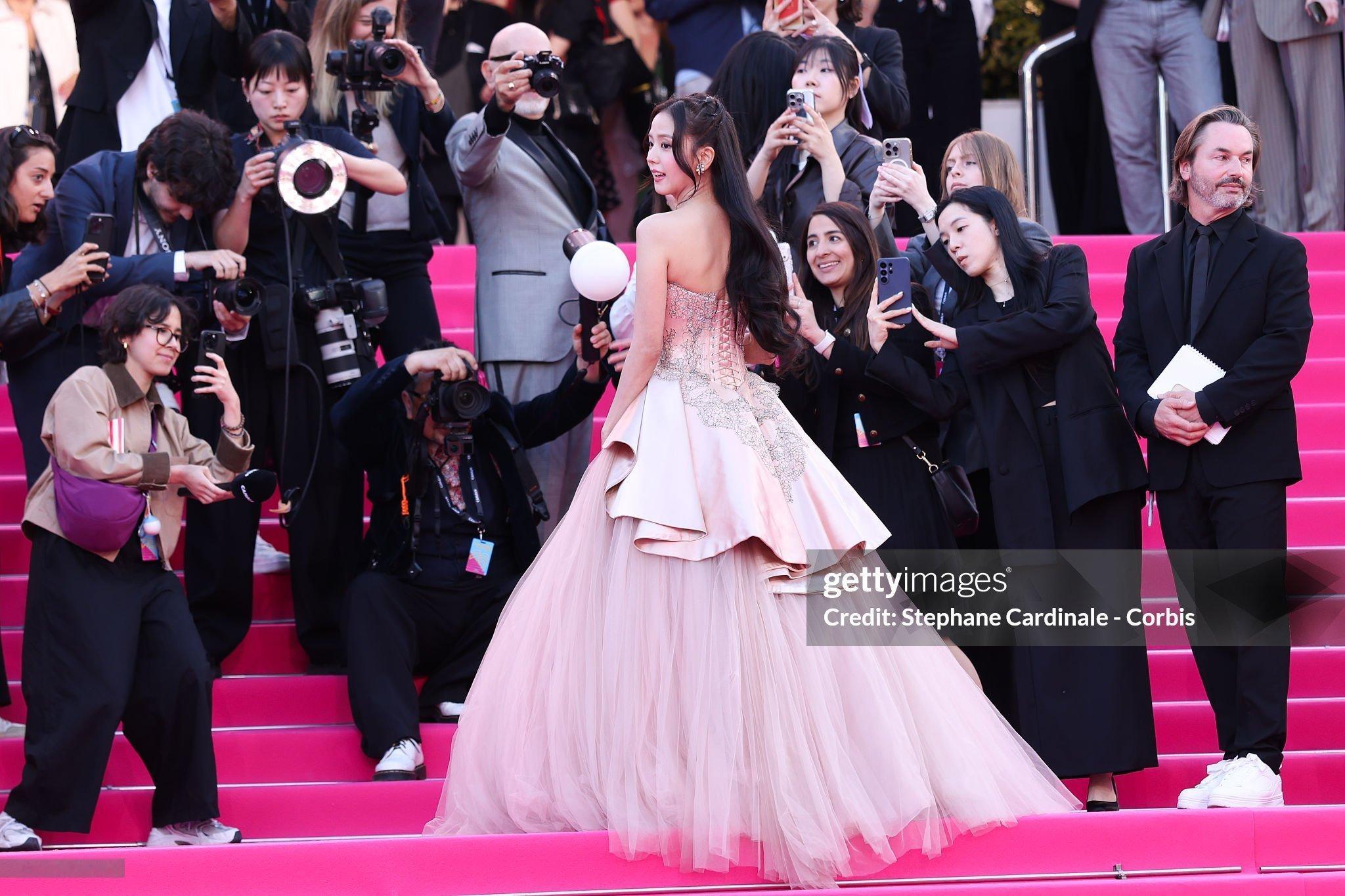 JISOO出席戛纳国际电视剧节G社生图，杀疯咯金智秀