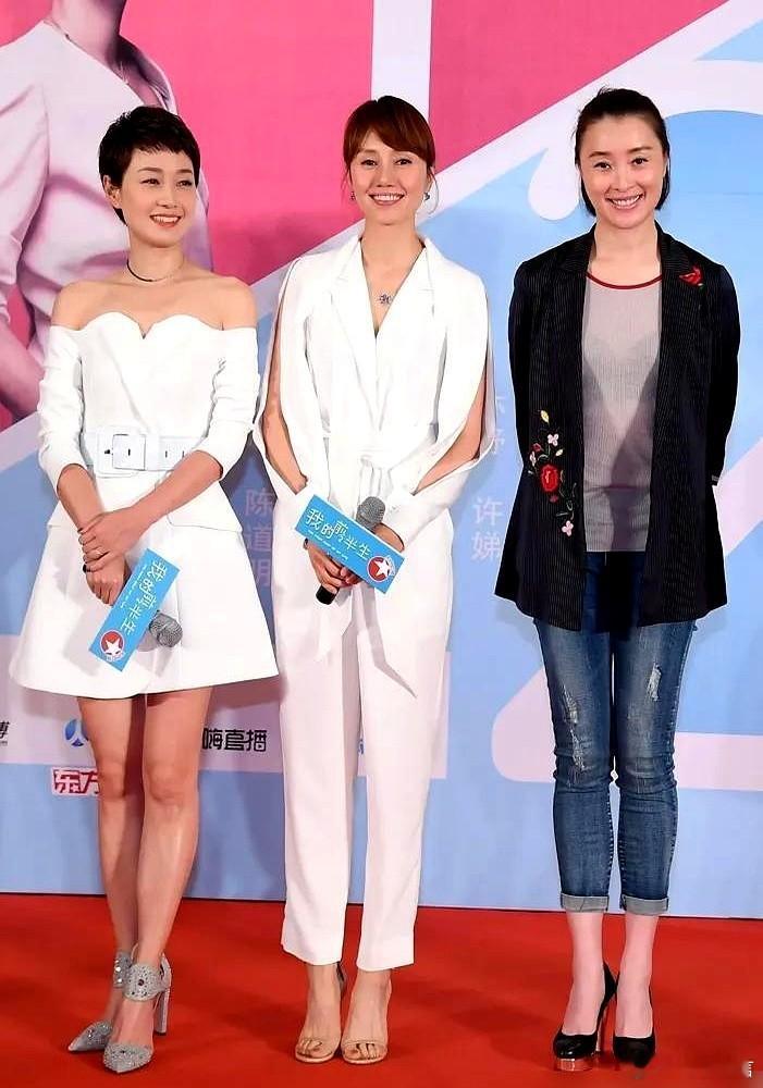 一张后台合影，炸出了内娱真正的“大女主”。 没有C位之争，没有艳压通稿。袁泉、马