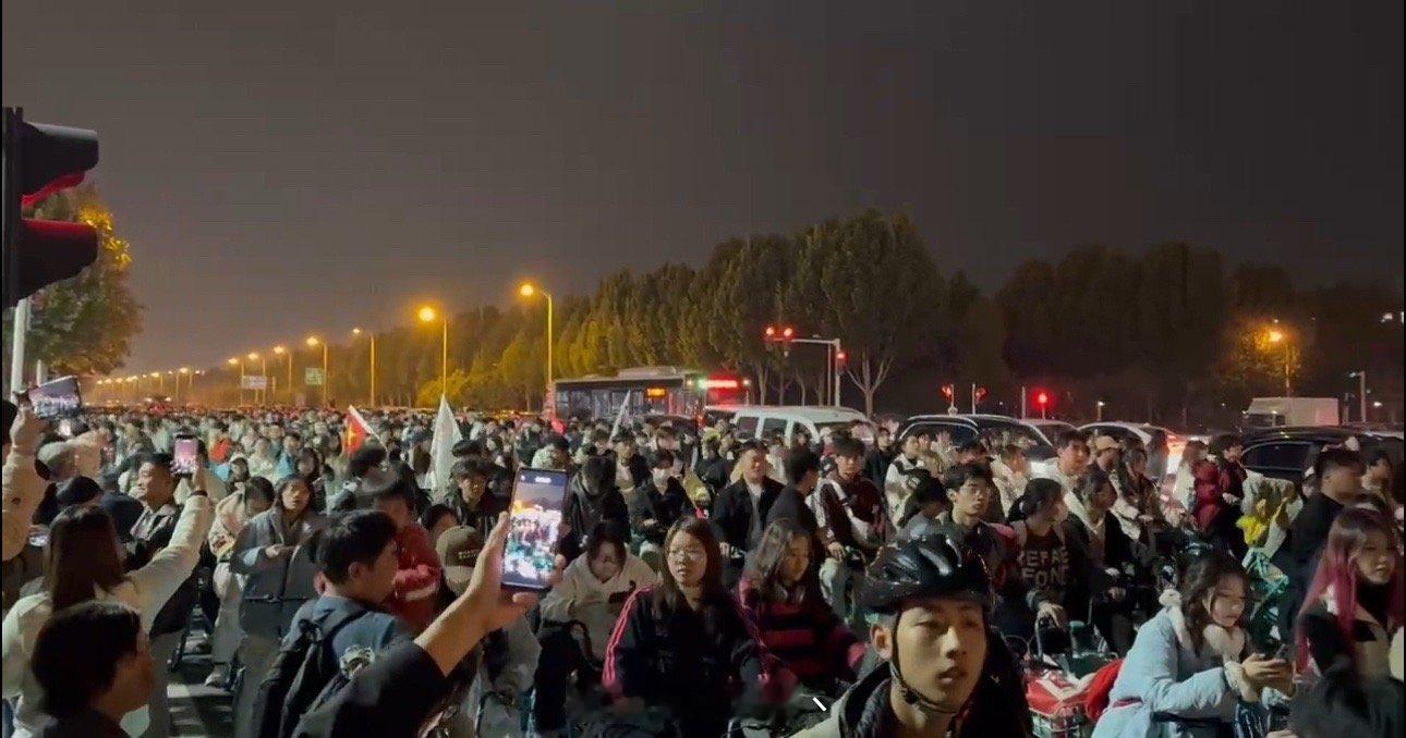 #三大单车平台深夜发布骑行倡议书#这就是所谓的青春没有售价，夜骑直达开封。其他人