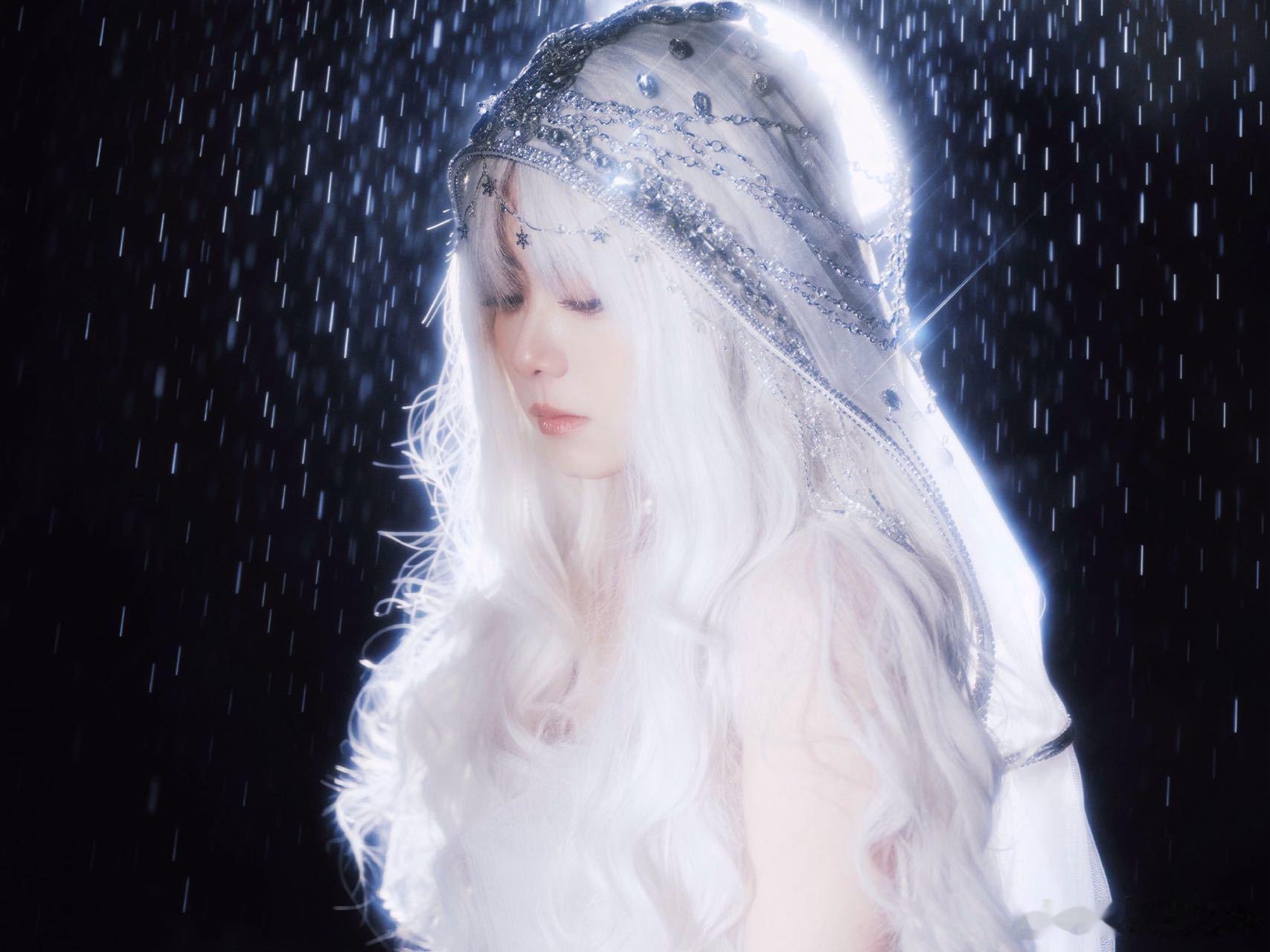 谭松韵 白发神女谭松韵白发神女这套造型真的美得我流口水🤤美得我不知天地为何物了