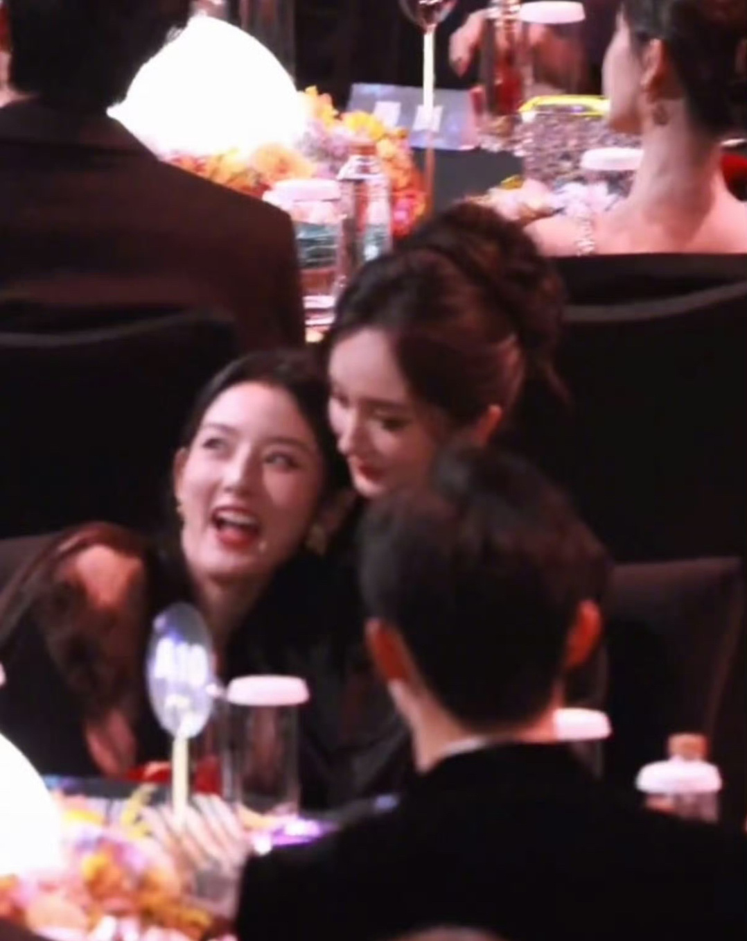 杨幂就这么水灵灵的把宋祖儿搂怀里了，杨幂和她的小娇妻宋祖儿