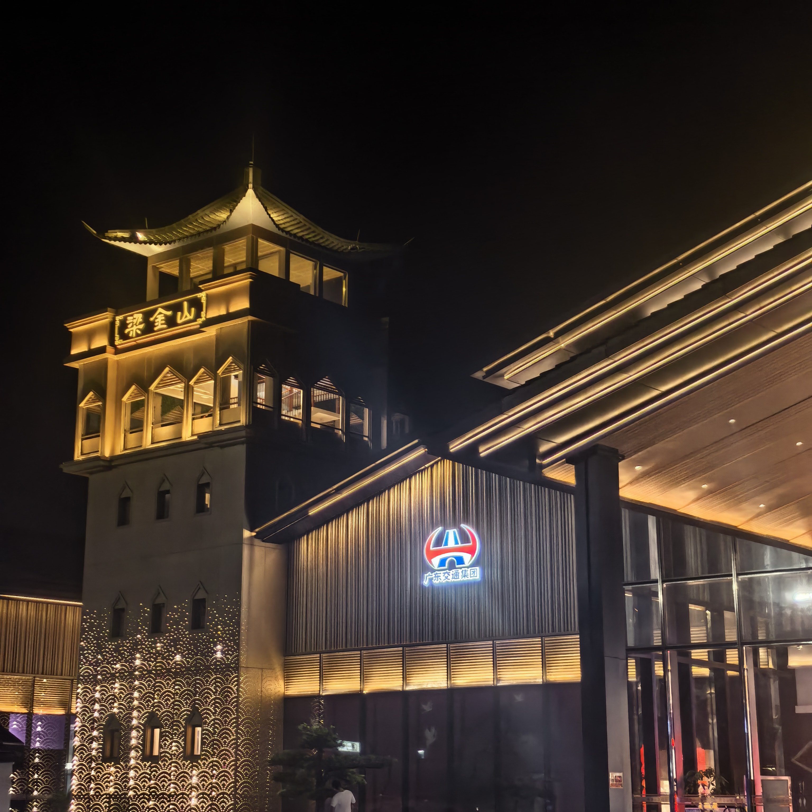 高速即将恢复收费，压轴通过。五一高速免费五一排队现状妻子的浪漫旅行 变味湛江