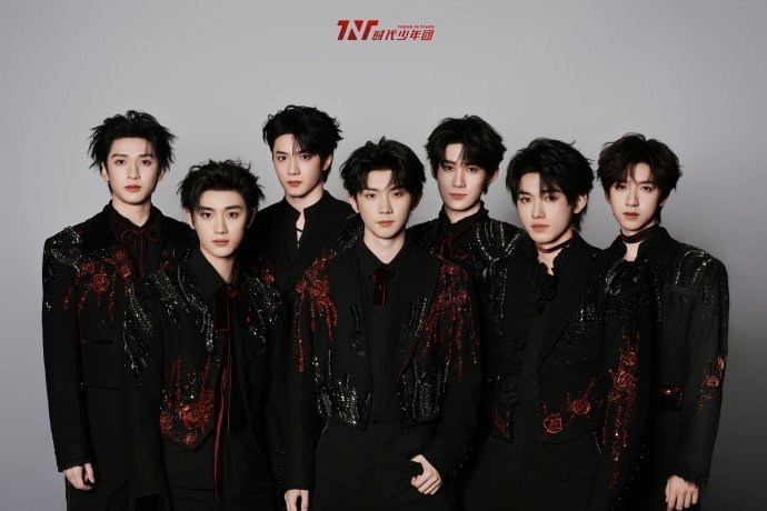 时代少年团摄人心魄  时代少年团黑红西装look  时代少年团摄人心魄，是黑红西