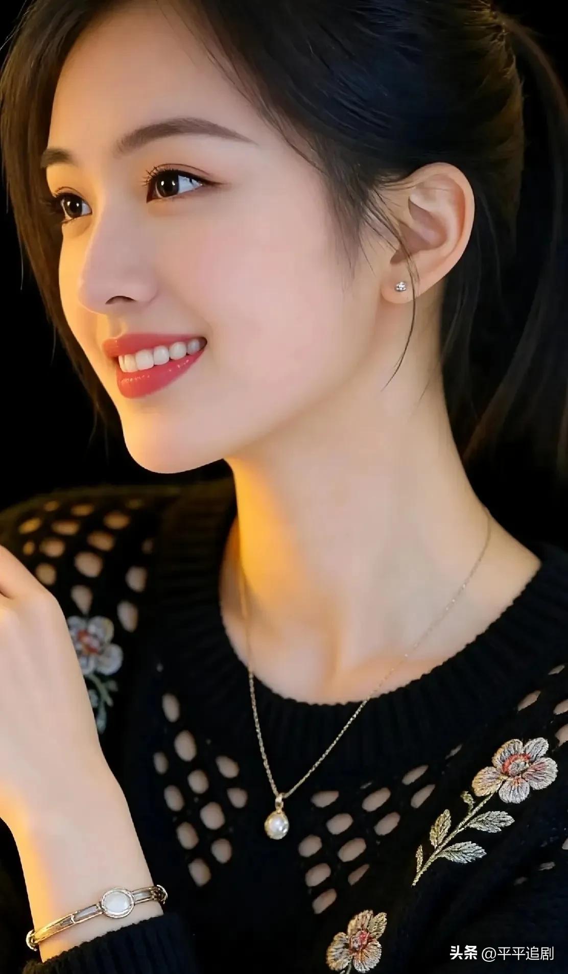 暖光漫过发丝，黑金交织的温柔里，连笑意都带着恰到好处的精致。