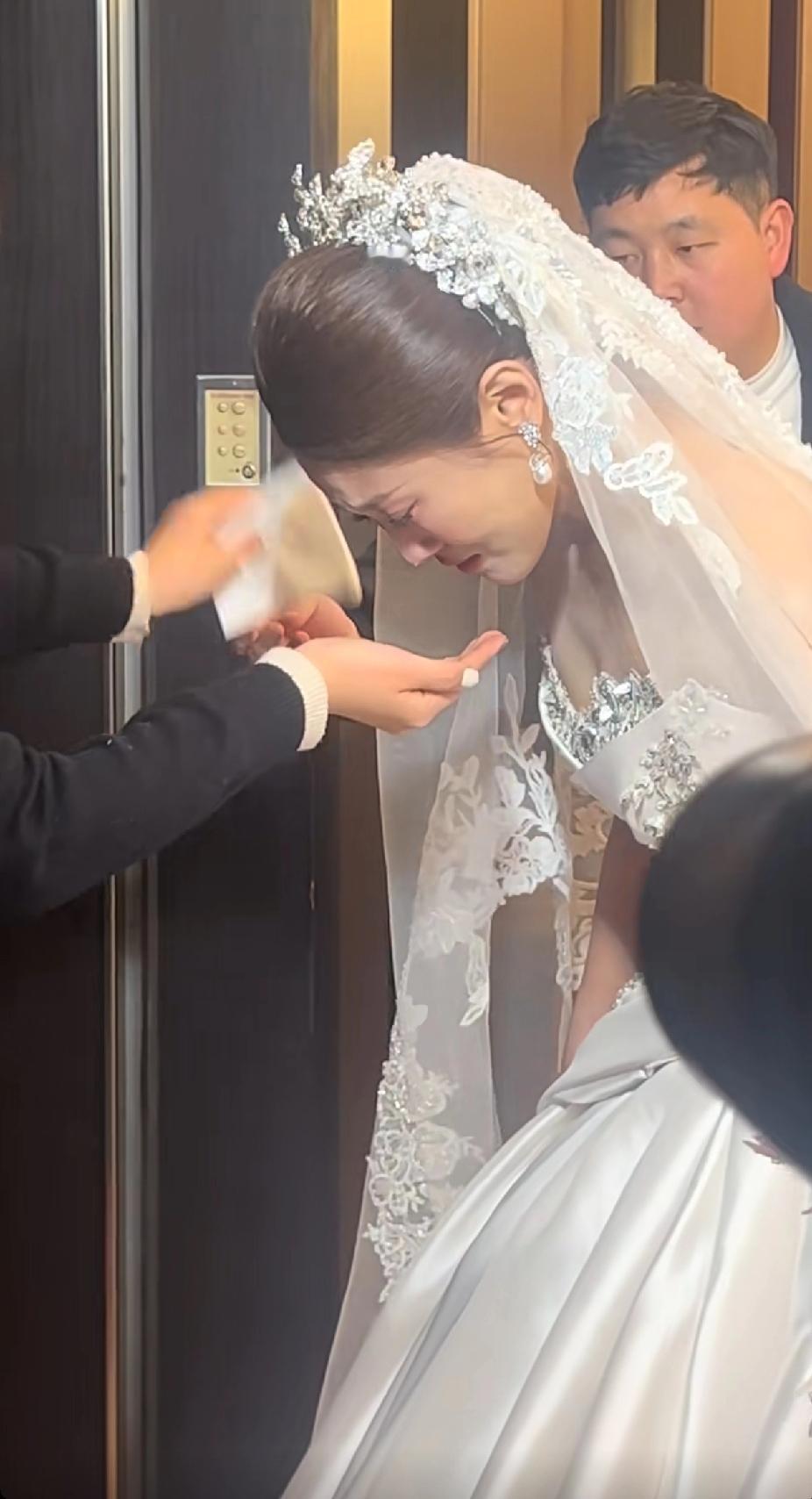 遇到对的人，这是你为数不多的泪感动的泪，遇到错的人，这只是你的开始