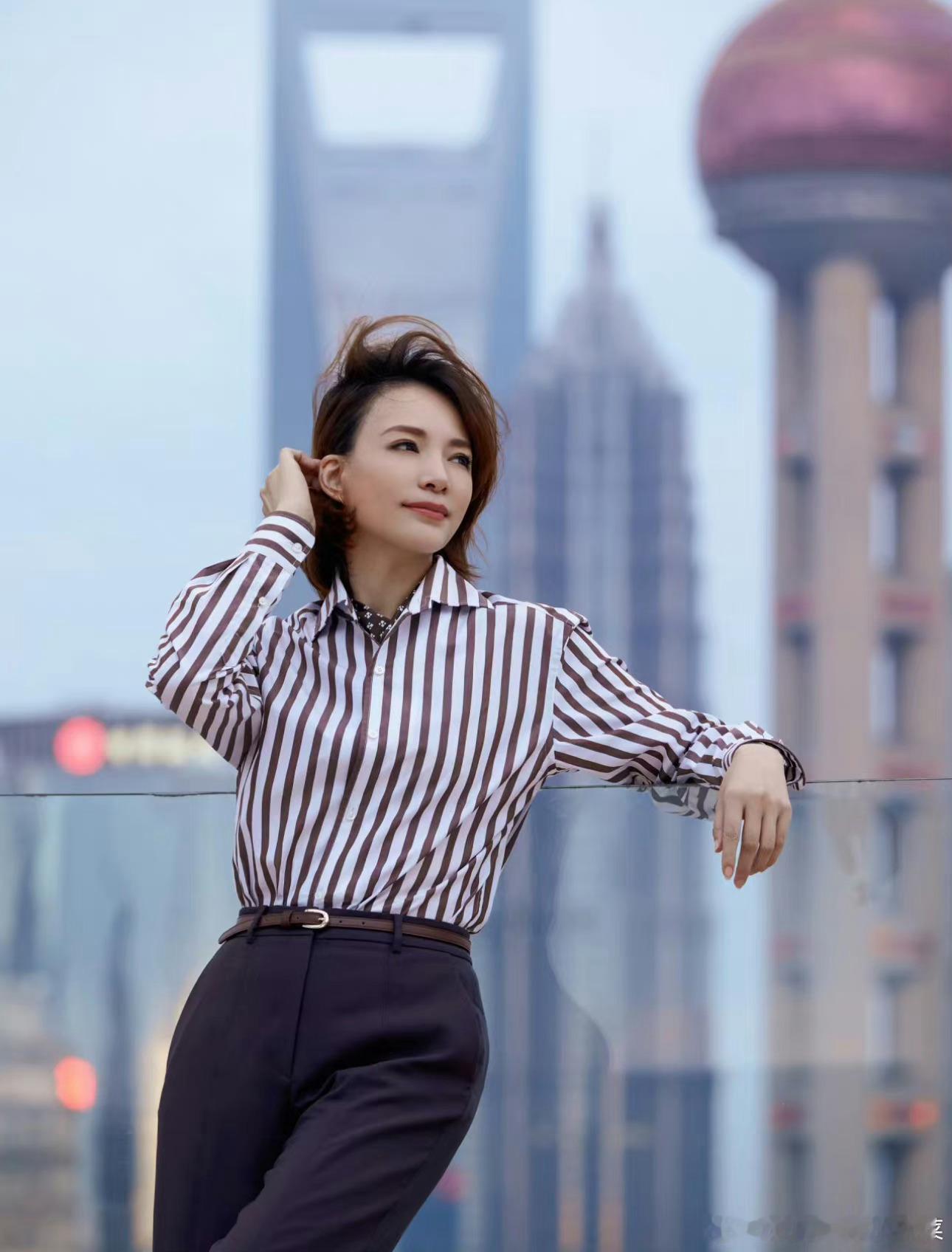 #董卿 不过她自由了#董卿是那种气质型美女，给人很温柔知性的感觉，以前真的是很喜