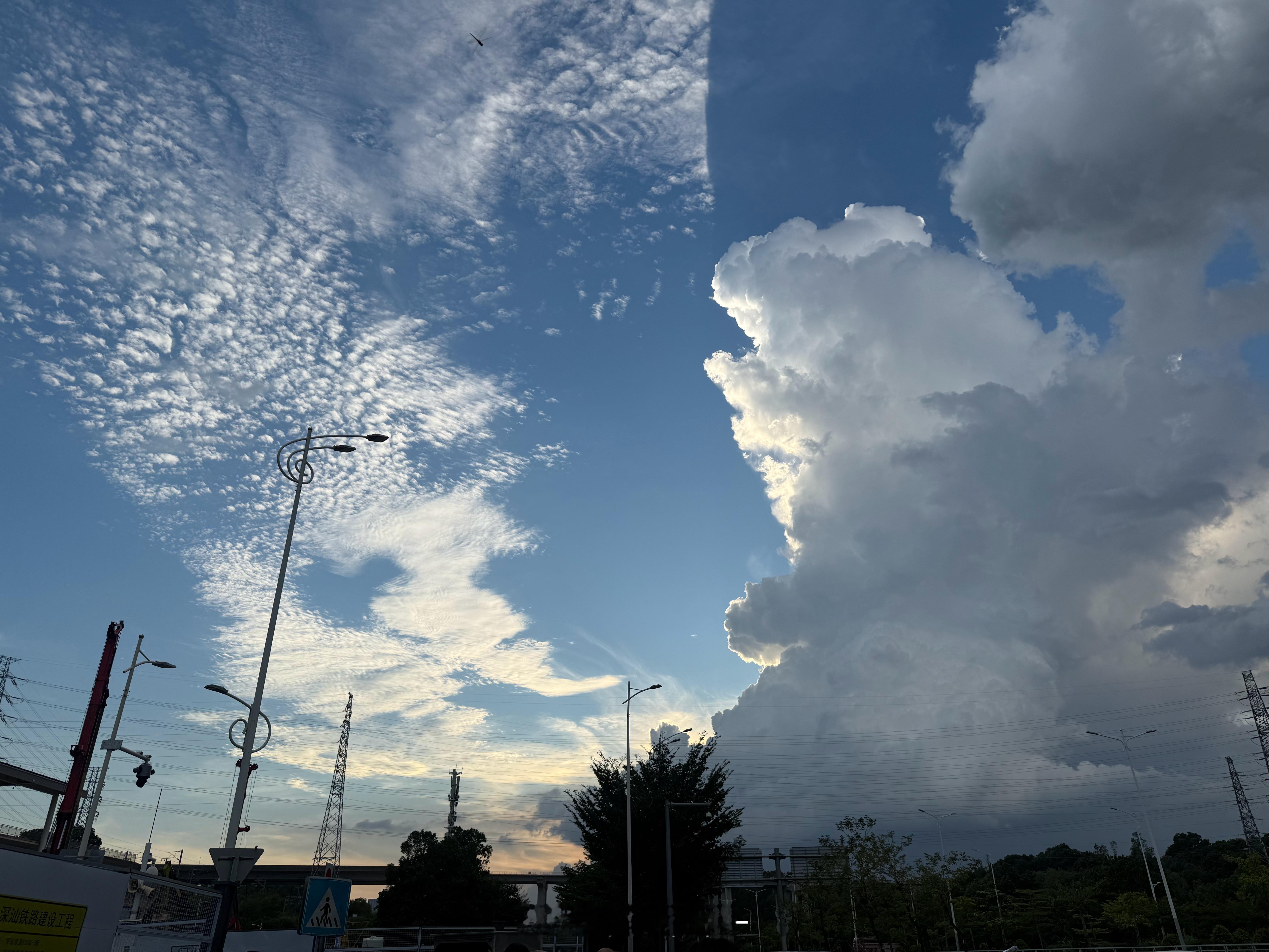 睡不着，给你看看今天拍到高考的天空 ​​​