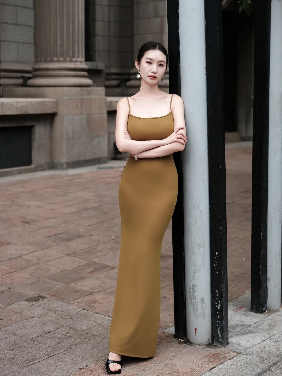 #夏日生活打卡季#🔥夏日美拉德风来袭，焦糖色吊带包臀裙让你秒变性感女神！👗
