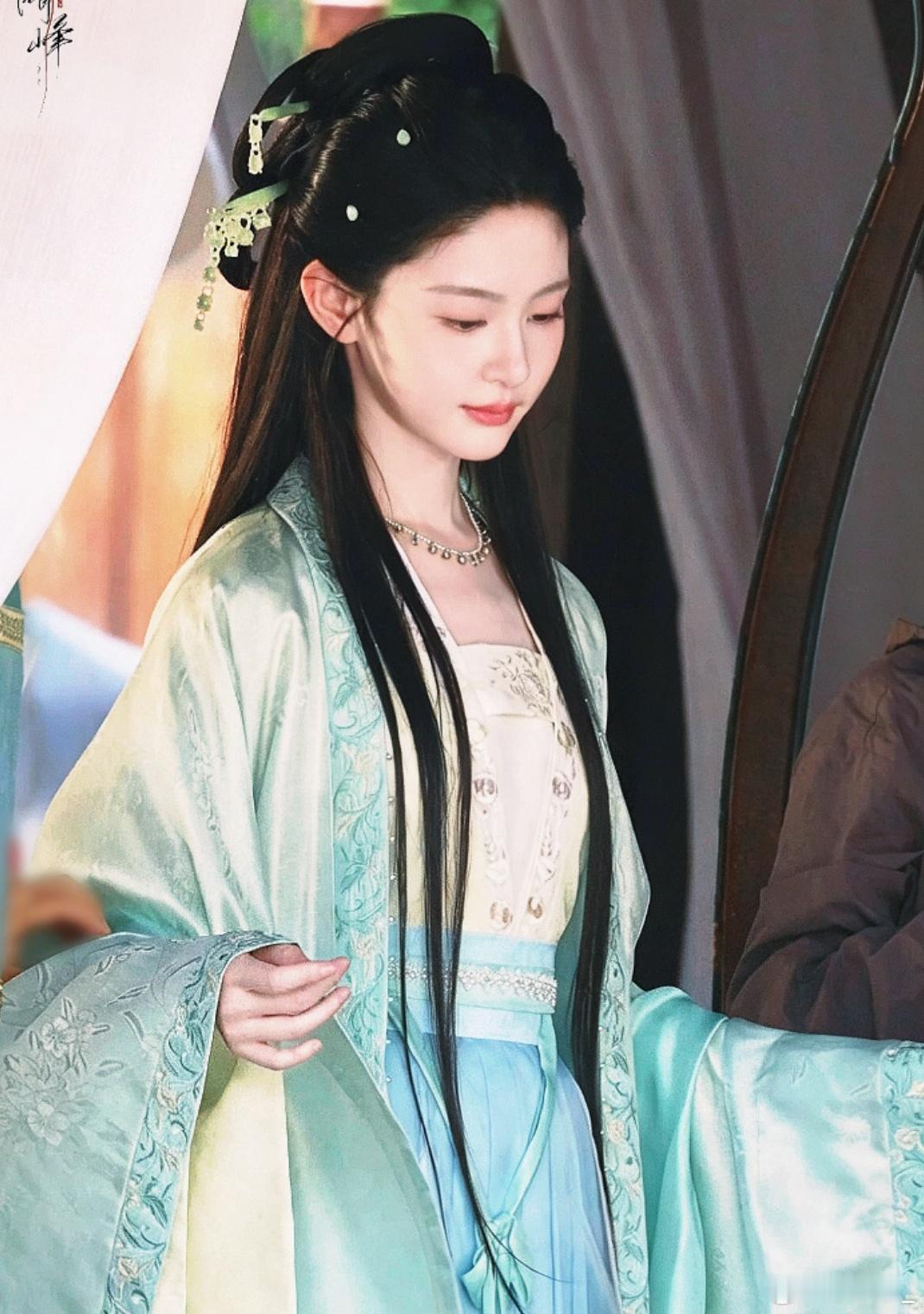 现在她的造型和状态让人眼前一亮，古装颜值提升了一大截。 