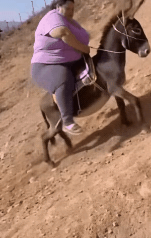 感觉这个画面应该是真的，这么大的体重，这头瘦小的驴能够承担得起吗？而且还是爬坡，