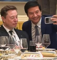 雷军到底有没有姿态过低的问题？
我认为没有。
首先，雷军是一种“尊敬老师”的心态