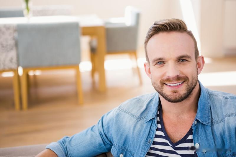 忽然明白一件事，越想越觉得准确无误：喜欢换车的男人同样喜欢换女人！
认识一个男人