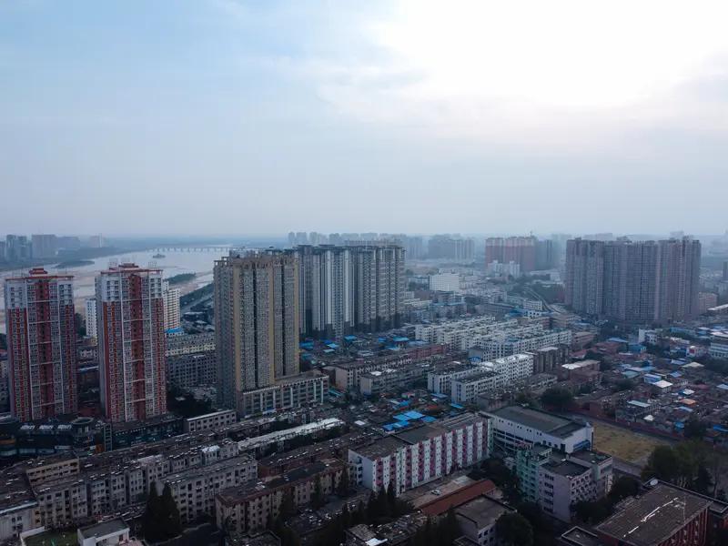 上联：南阳抱膝，良谋早定三分鼎；
下联：西蜀挥师，正气长留万古名。