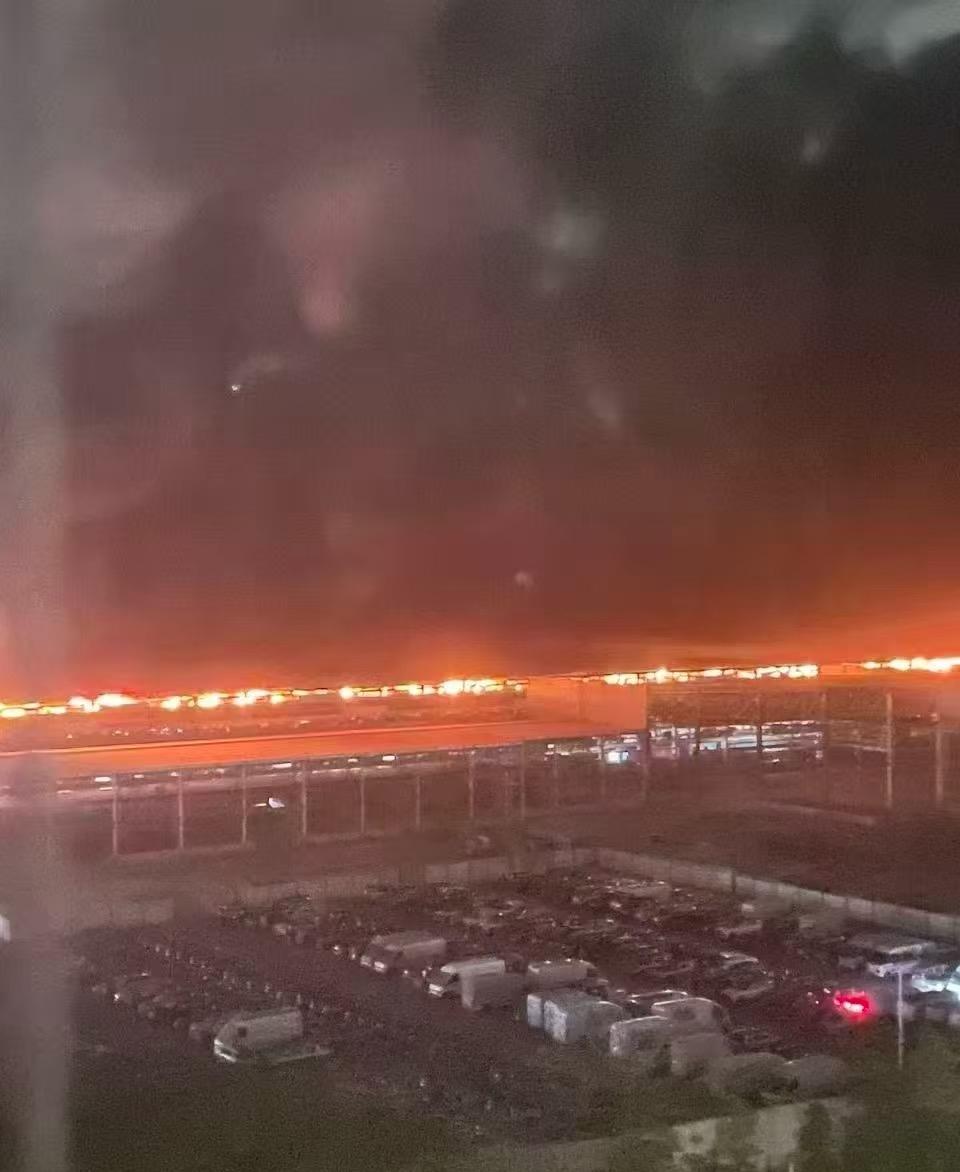 深圳坪山比亚迪一层着火了，还好官方说已经扑灭，没人受伤。听说是停车场，放的都是测