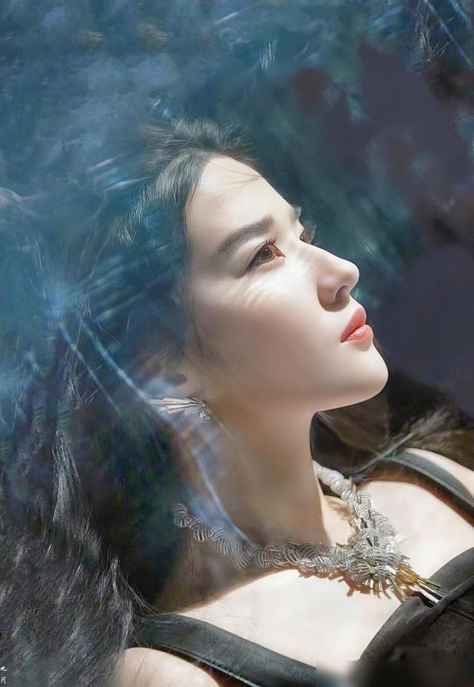 见过刘亦菲本人是什么体验？

我朋友前几年在机场见过刘亦菲,

那天就是个赶航班