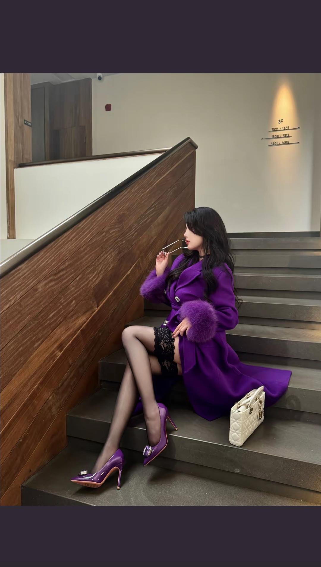 什么样的穿搭可以成为气质女神? 优雅紫调穿搭，时尚街拍大片紫色大衣 紫色大衣搭配