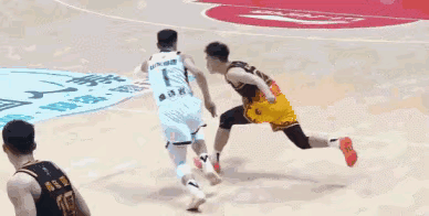 高诗岩5犯离场时一直摇头，他是真被庞峥麟打服打懵了！
仔细观察动图，庞峥麟一个身