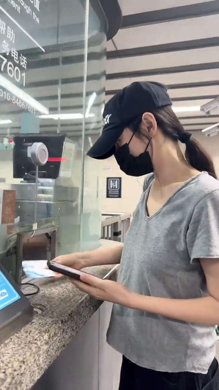 在中国购票成功，成功入站。终于进地铁了，精力旺盛的熊孩子成功出战。偷偷观察别人怎