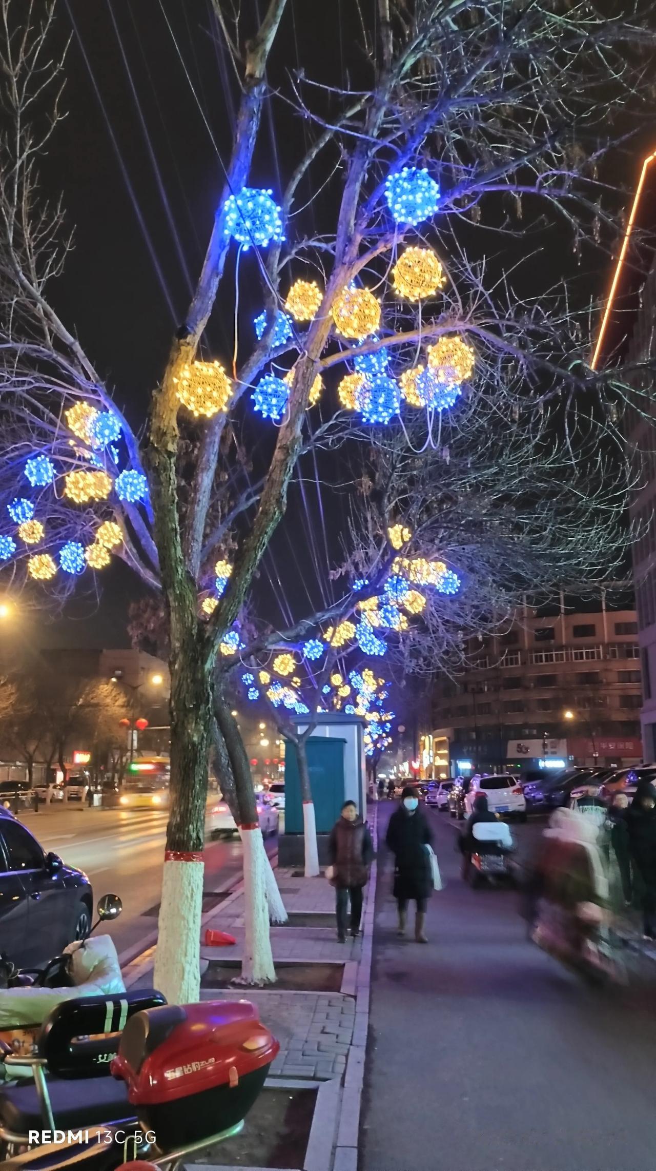 这里是开封西环城路上的夜景，这是一条南北走向的路。街道宽阔，机动车道是双向四车道