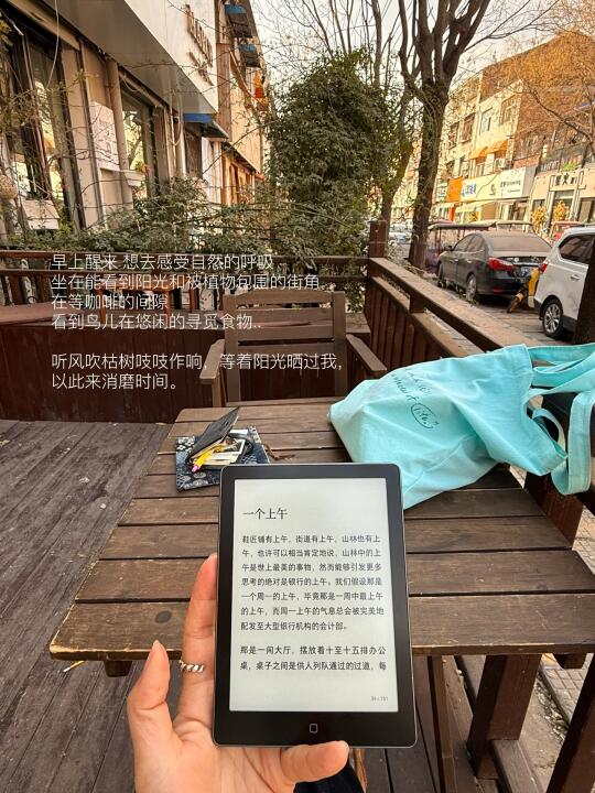 早起的幸福感来自于街角的阳光与咖啡。