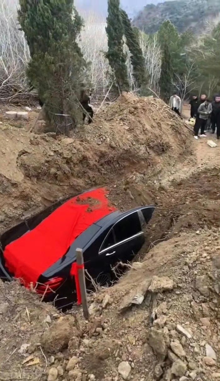 一辆辽K车牌奔驰被土葬东北的还是有钱，也挺会整活，就是这污染环境，素质有待提高。