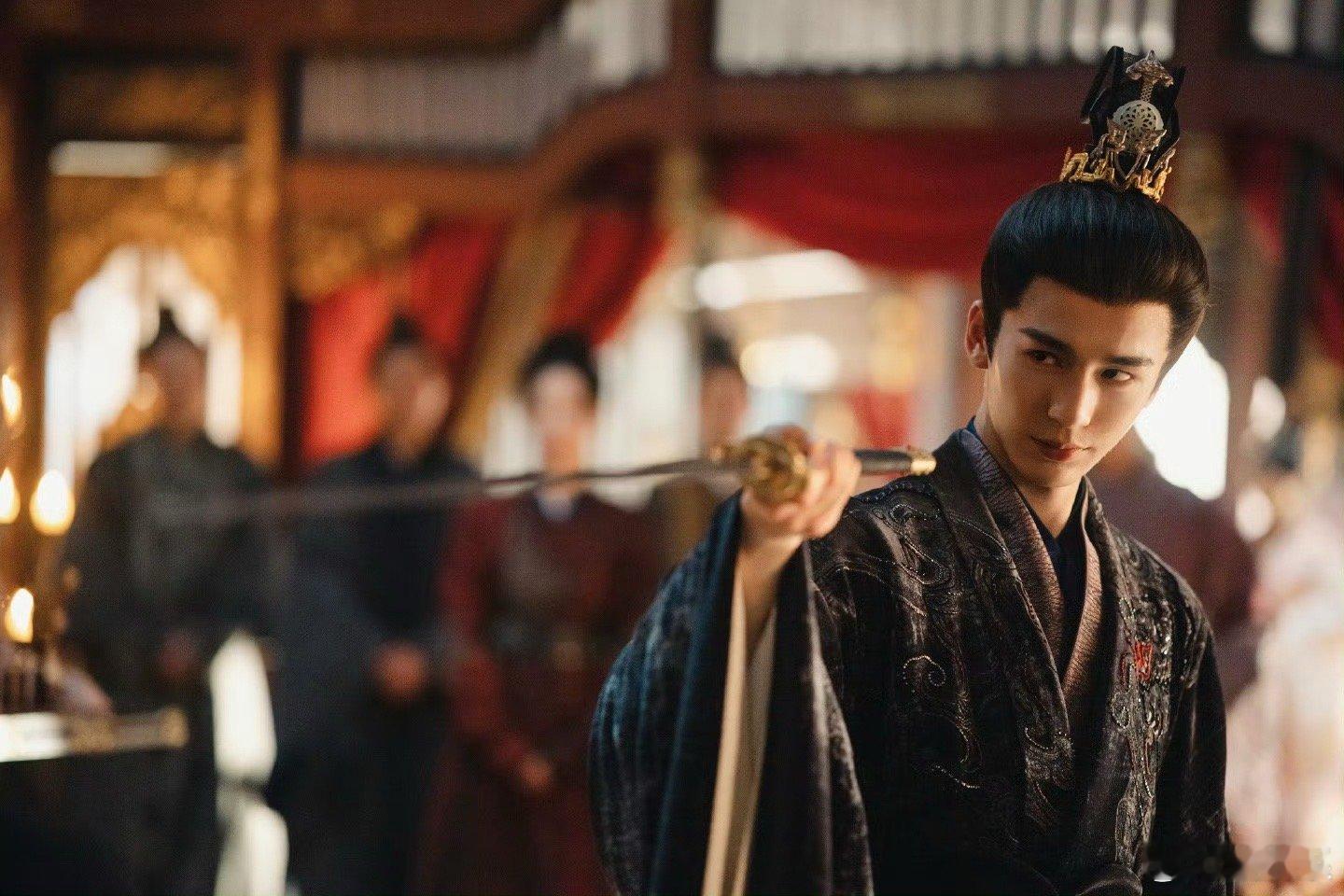 谁把张凌赫弄天上去了 谁把张凌赫送上天了啊，逐玉里的谢征在地上打仗，现实中的牛牛