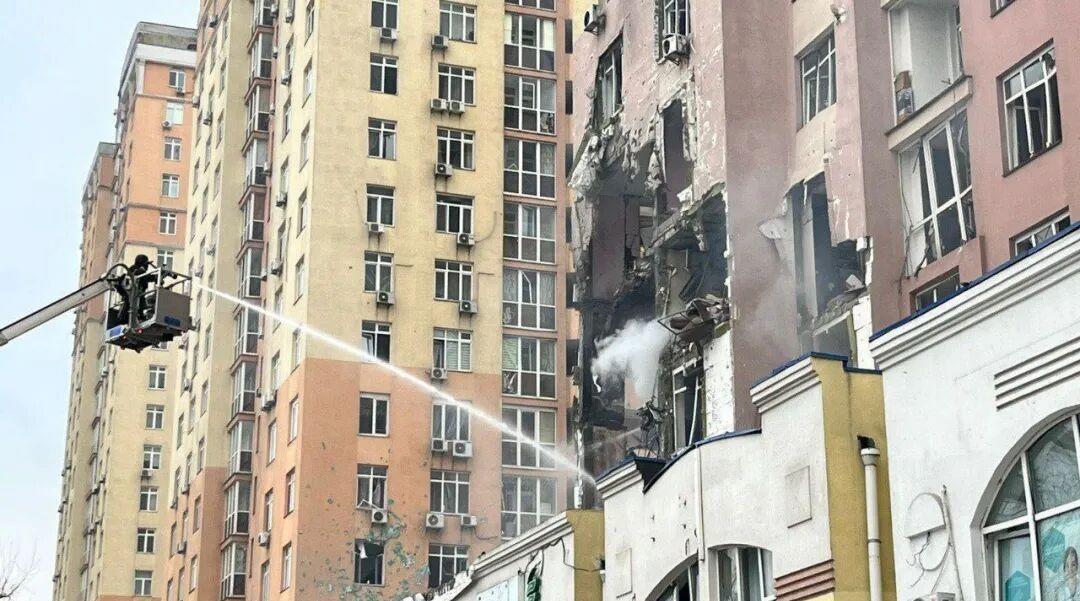 基辅夜色下的爆炸与停电：俄乌冲突关键72小时实录

寒冬里，基辅市民经历了一轮剧