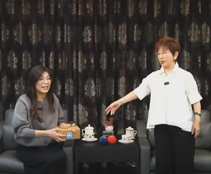 洪秀柱支持谁不用猜了！
10月16日，郑丽文拜会了洪秀柱女士，并且有多位记者随同