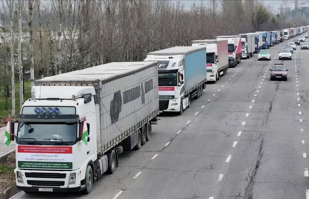 由110辆大卡车组成的塔吉克斯坦人道主义援助车队昨天启程前往伊朗。

塔吉克斯坦