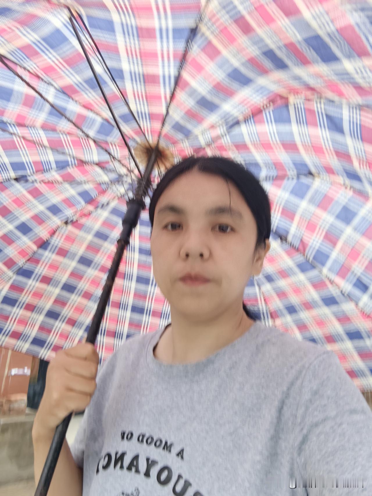 今天去给医生算账，医生问我昨天晚上二红发烧了没有，我说后来体温降下来了，还好后半