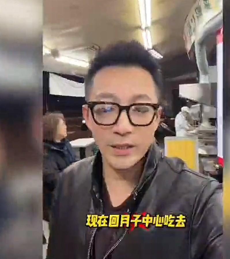 剖腹产才13天，马筱梅已经穿着白色棉服在台湾夜市晃悠，前面走着，后面汪小菲举着手