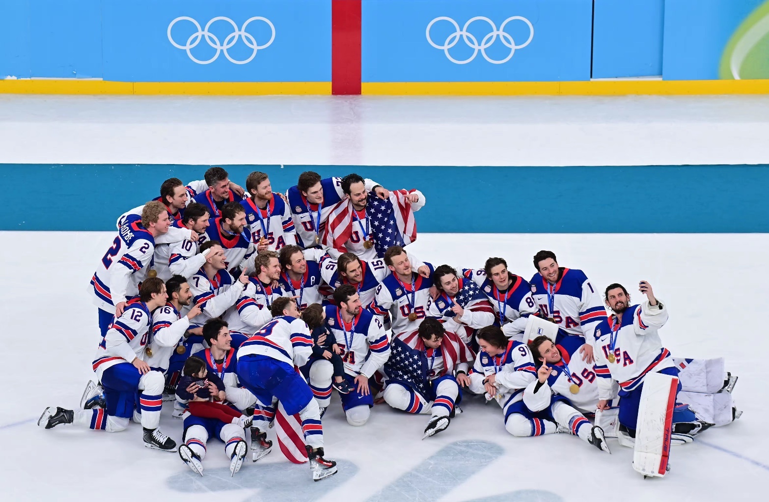 米兰冬奥会 男子冰球冠军，美国时隔46年第三次夺得冬奥会冠军。决赛中，两队常规时